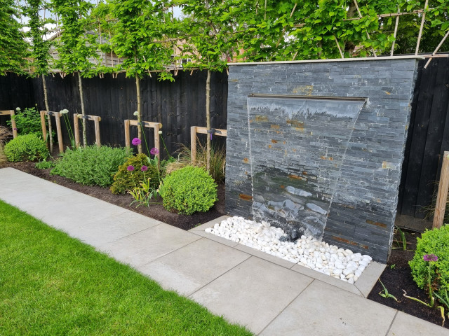 Waterwall feature in contemporary entertaining garden swindon